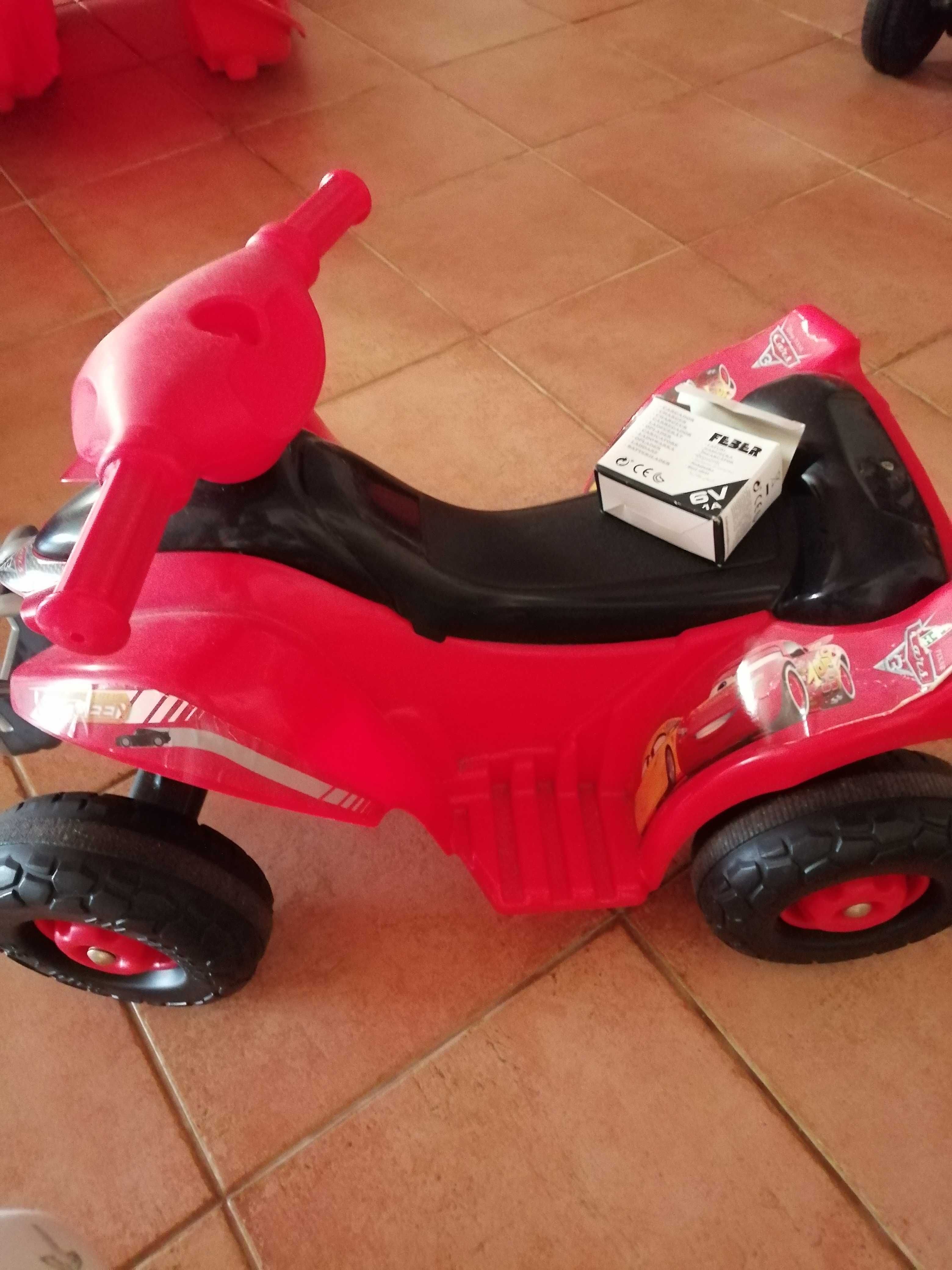 Carro elétrico com oferta de baloiço