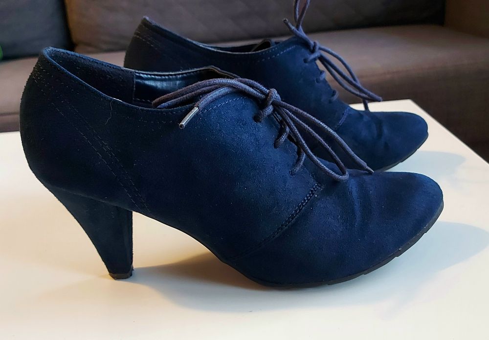 Sznurowane granatowe czółenka