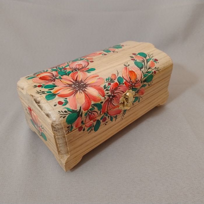 Декоративна скринька з розписом і оксамитовим дном