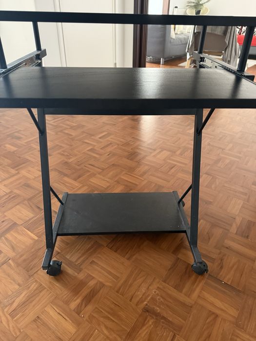 Escritorio simple de cor preto