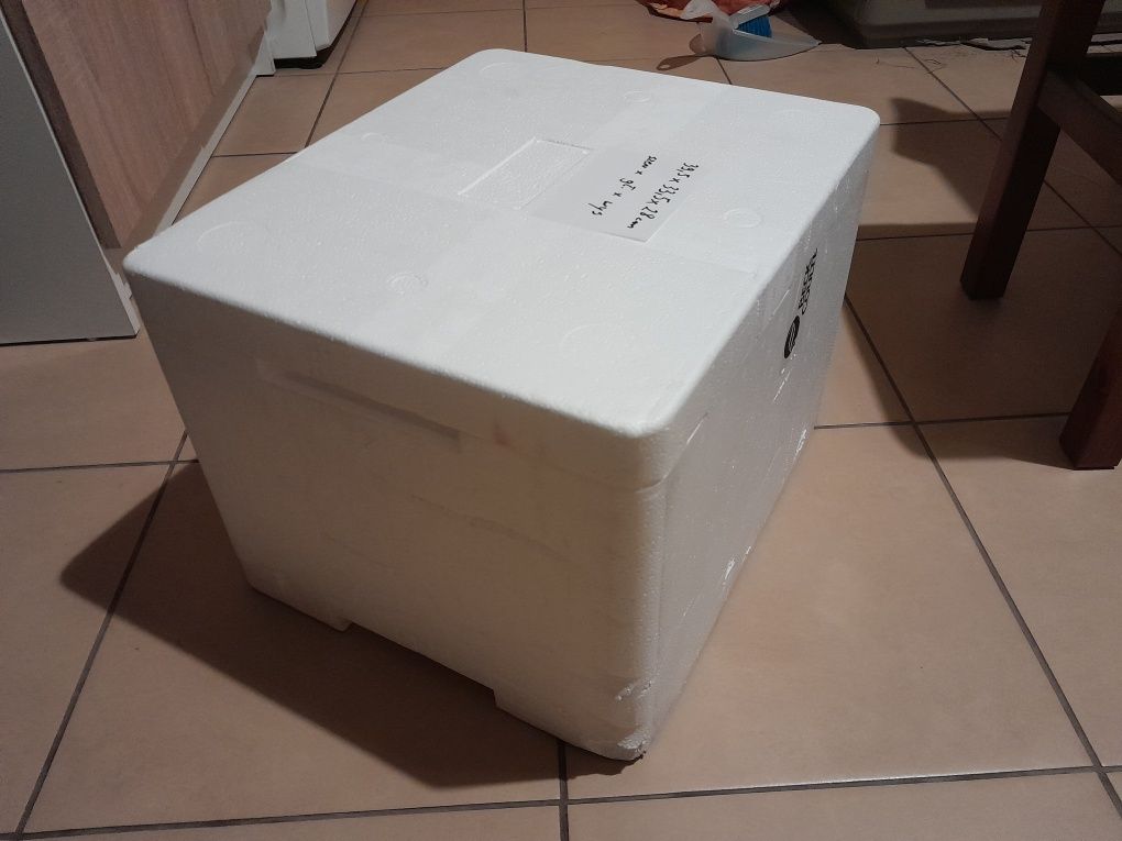 Pudełko styropianowe o rozmiarze 39,5x33,5x28cm