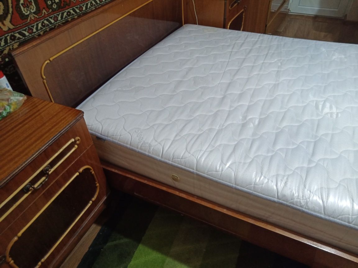 Продам ліжко 2х спальне з матрацем