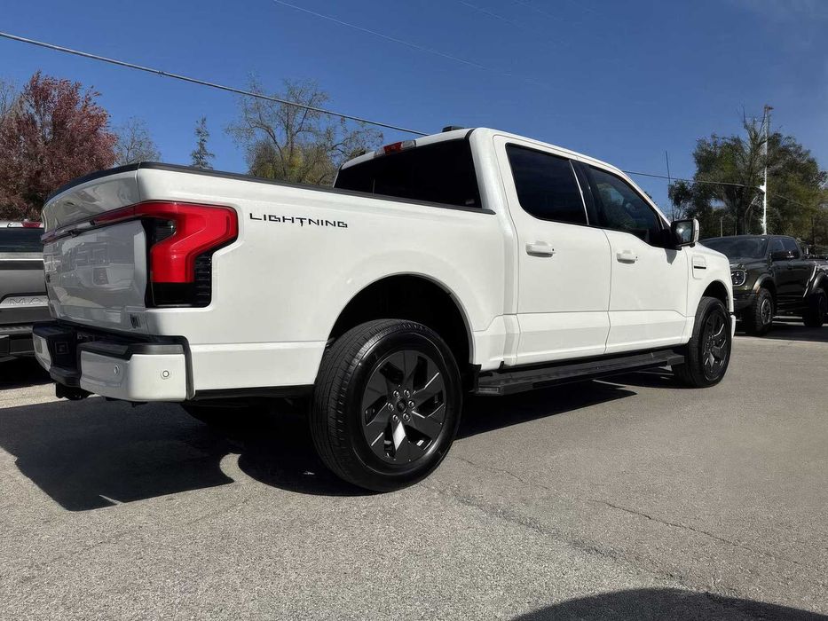 Ford F-150 Lightning Lariat SuperCrew      2022