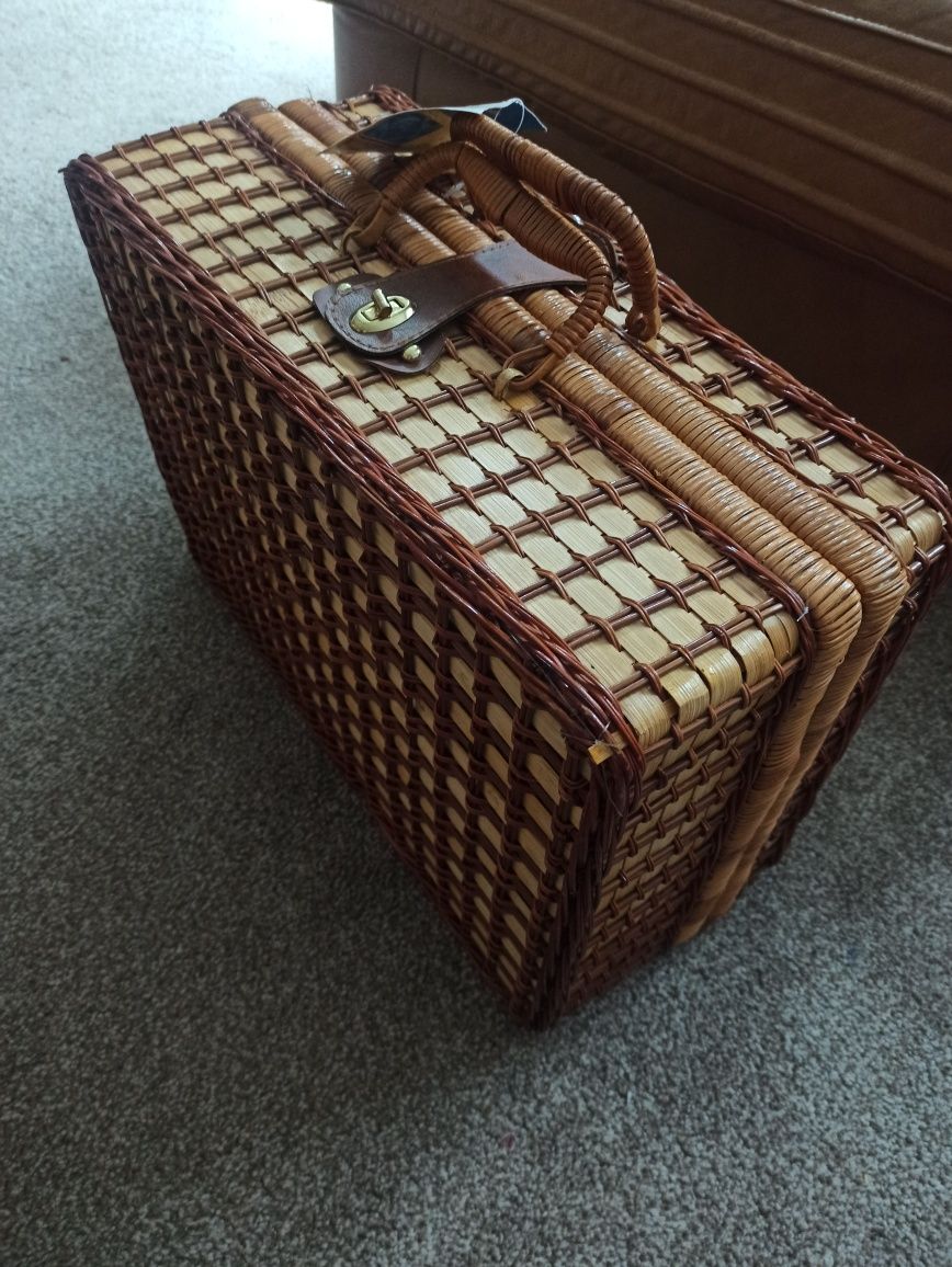 Плетений чемоданчик   для пікніка