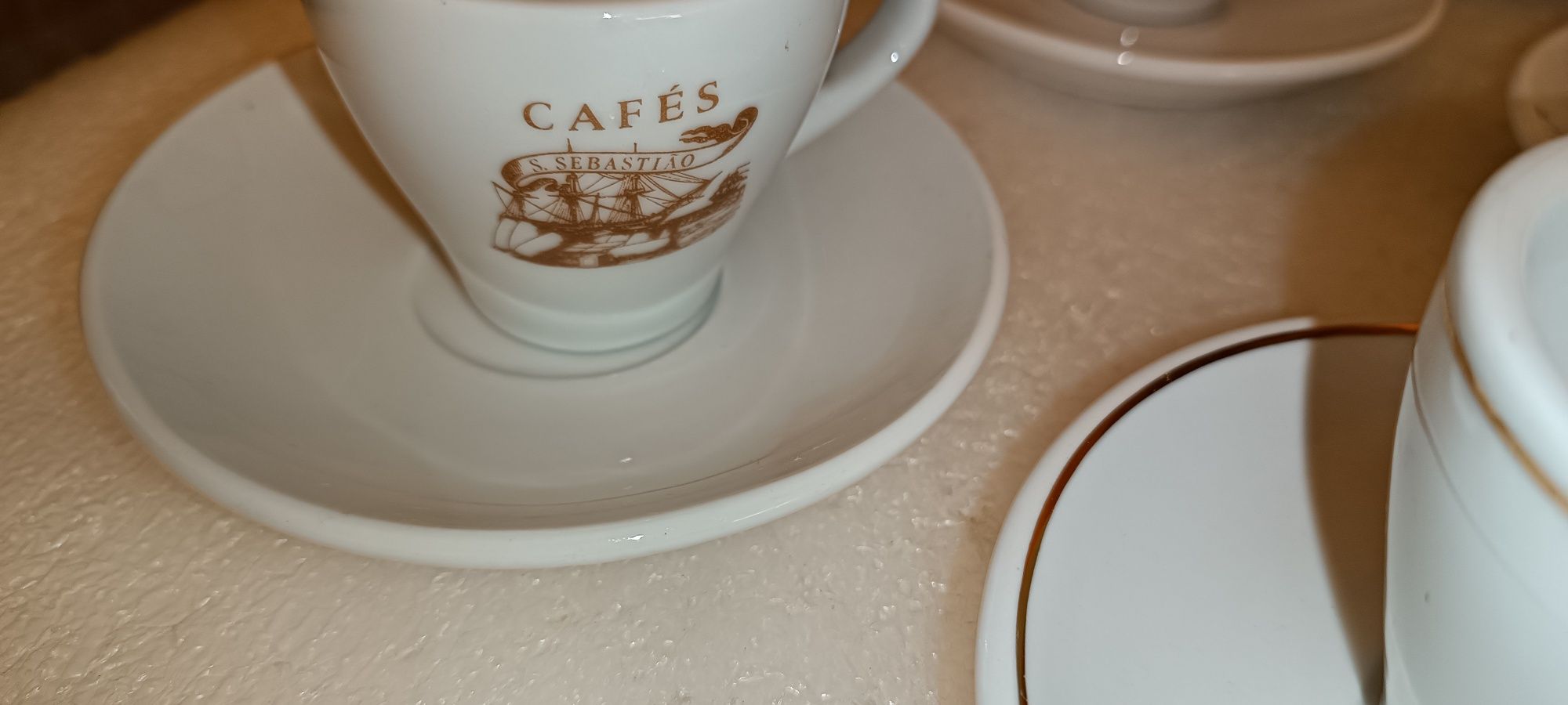 10 conjuntos antigos de chávenas de café