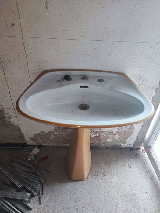 Lavatório tons amarelo e branco