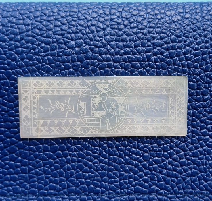 Antiga Ficha de Pôquer Chinesa Esculpida em Madrepérola