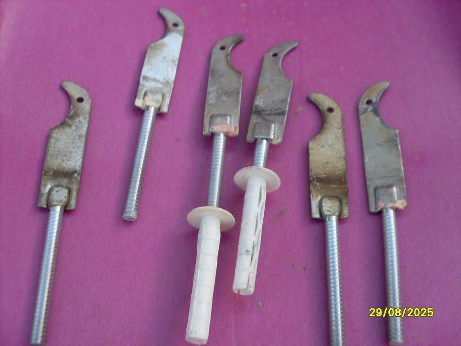 aluminiowe haki do grzejników z okresu PRL masywne