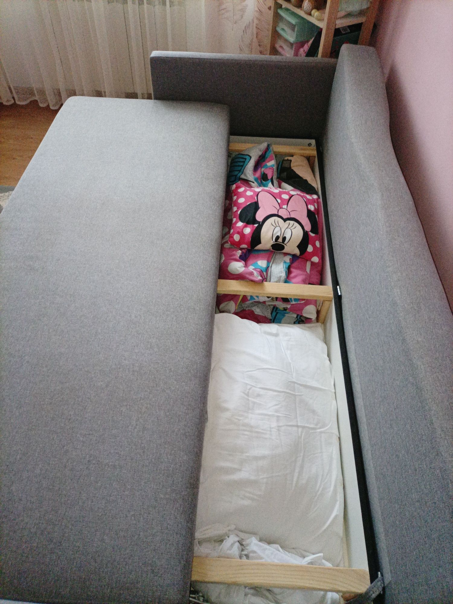 Szare rozkładane łóżko duże, pojemnik na pościel