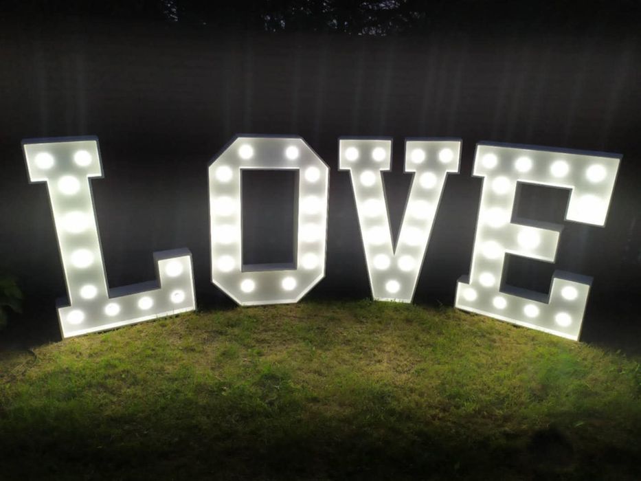 Stół wiejski i napis Love