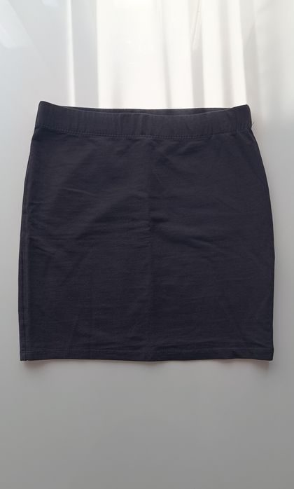 Czarna spódnica dopasowana