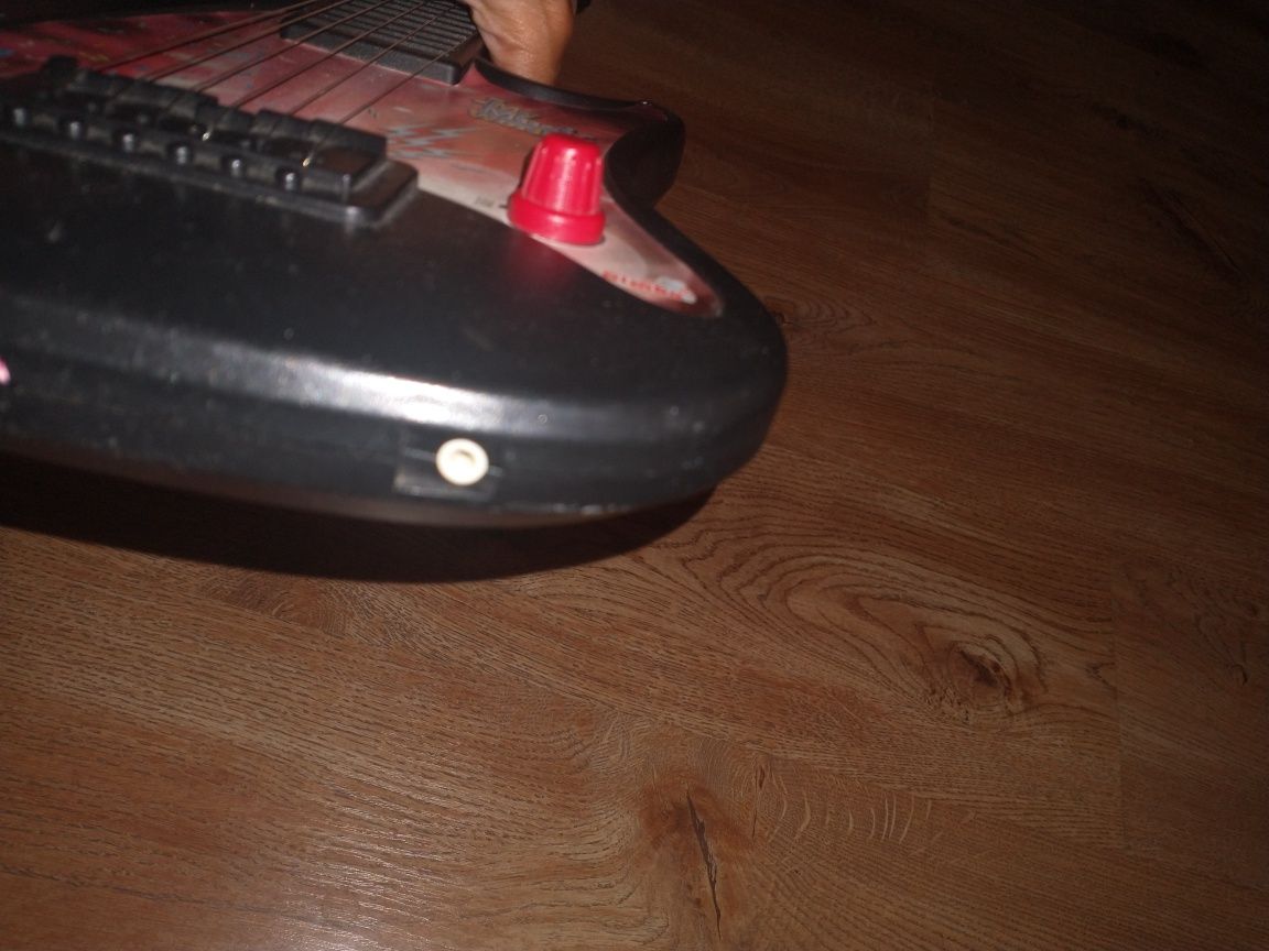 Gitara można podłączyć mikrofon