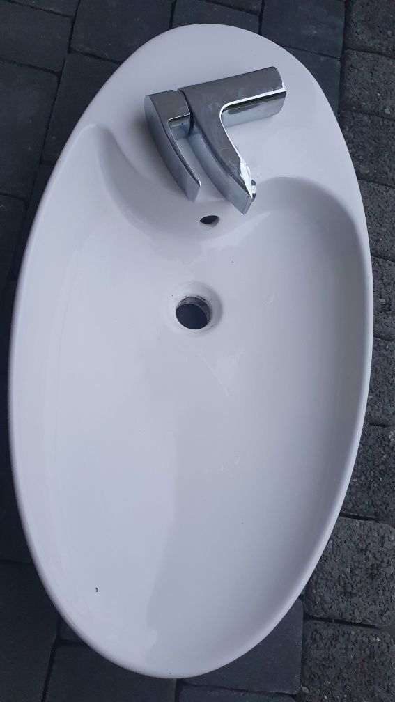 Umywalka nablatowa z baterią