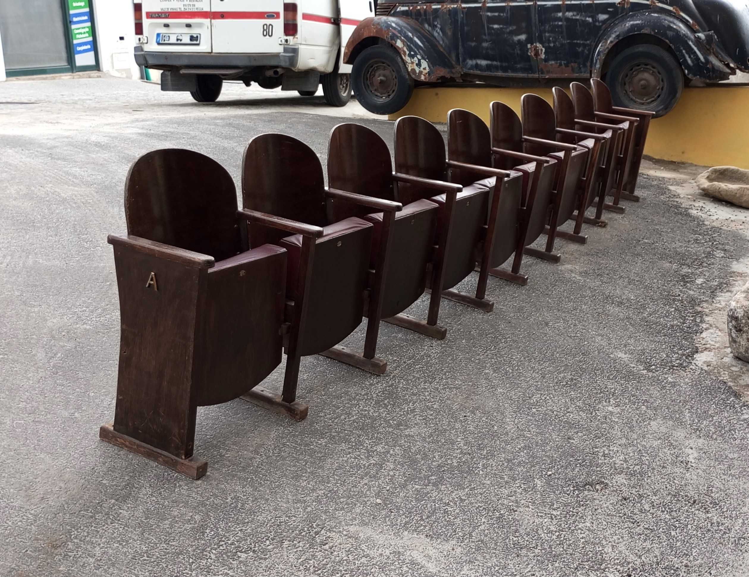 Antiga fila de 10 cadeiras de cinema
