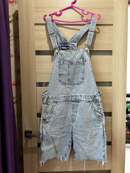 Джинсовий комбінезон Bershka