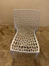 Cadeiras em plástico branco