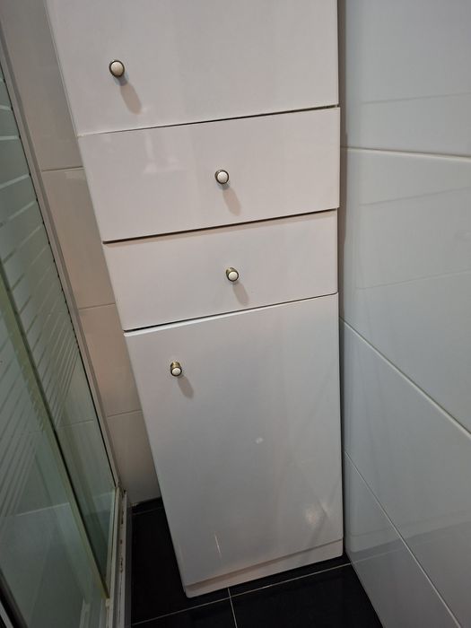 Armário de madeira, branco, com 2 portas e 2 gavetas para casa banho