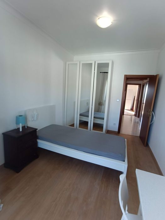 Aluga-se quarto individual