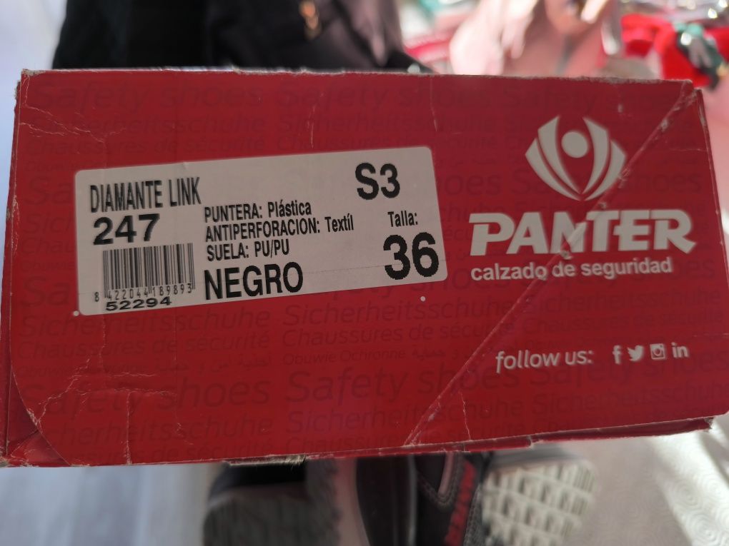 Sapatos de trabalho novos.