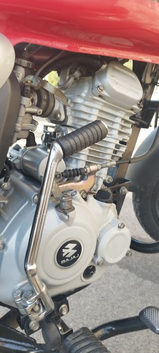 Bajaj boxer 125x 2021 рік мотоцикл, офіційний, на повному ходу.