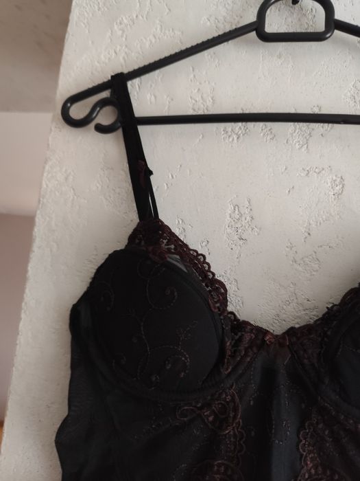 Haftowany top gorsetowy z paskami do pończoch na regulowane ramiączka