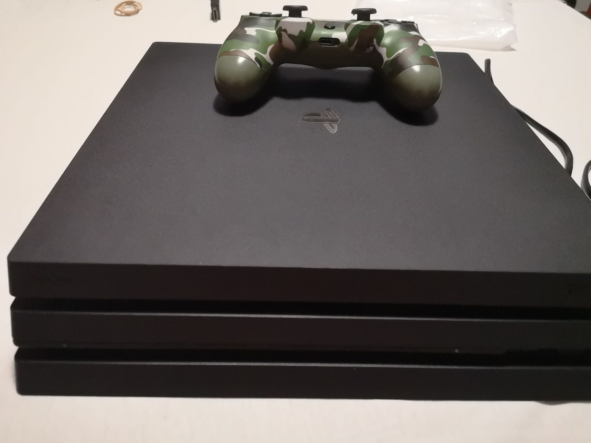 PlayStation 4 pro usada com 2 comandos não originais.