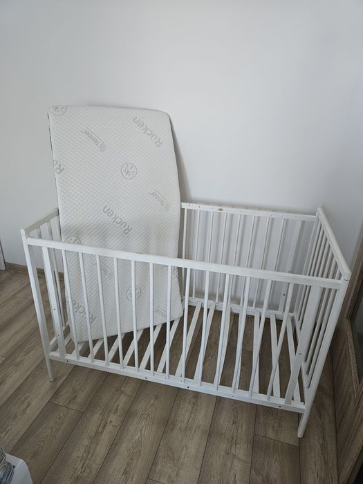 Łóżeczko drewniane z materacem