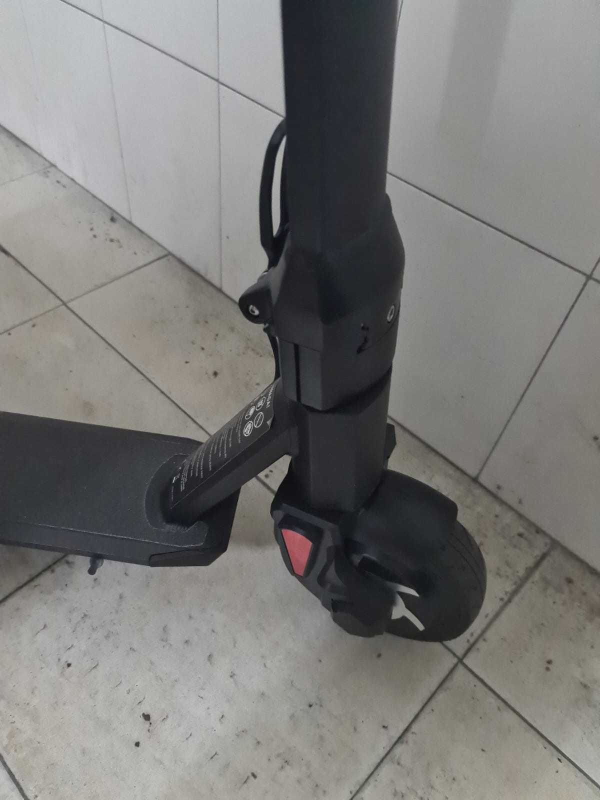 Duas Trotinetes Elétricas Semi-Novas