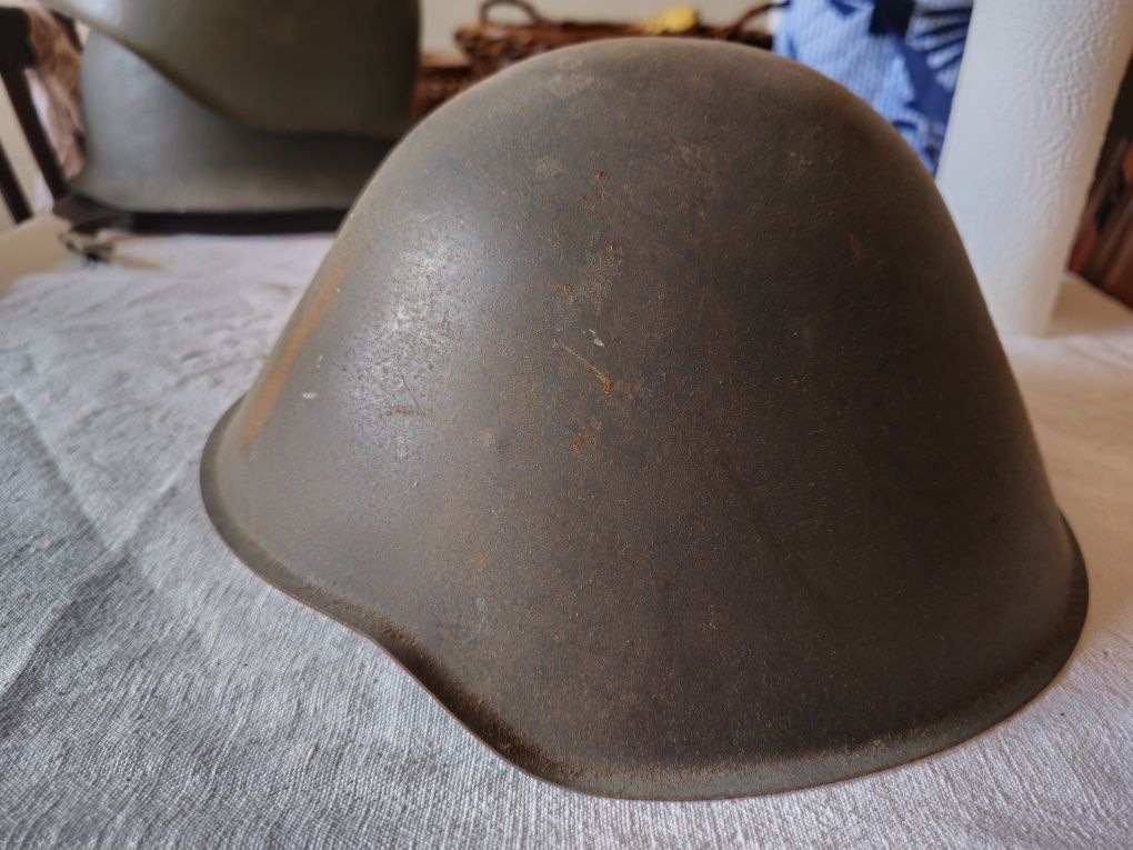 Vários capacetes de 1 e 2 Guerra Mundial