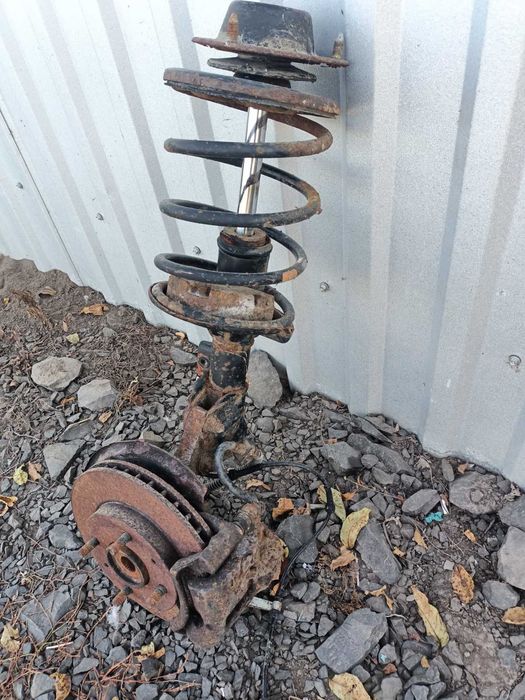 Стійка передня права Volvo v40