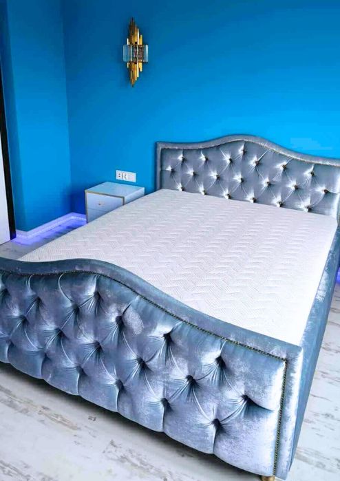 Łóżko sypialniane w stylu glamour z falą