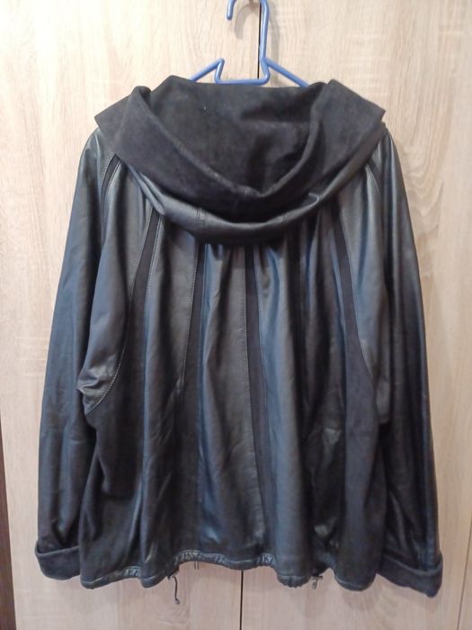 Шкіряна куртка жіноча,розміо 52-54 .