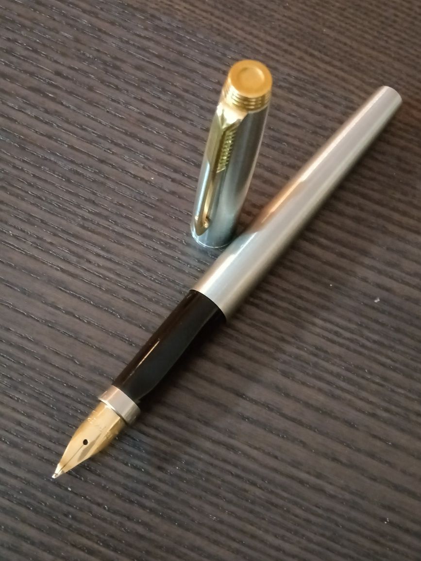 Caneta Parker 75 em aço com aparo em ouro