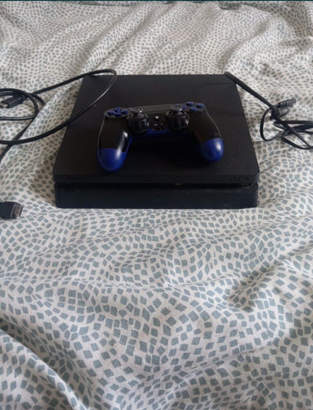 PS4 slim 1 tb z kablami i padem