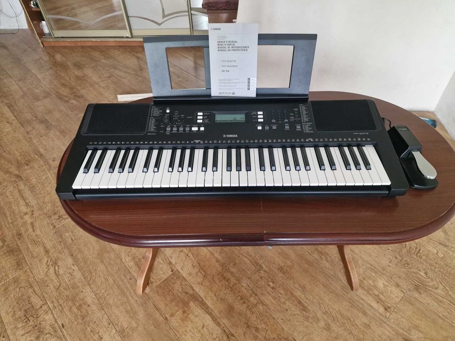 Синтезатор Yamaha PSR-E373, блок живлення, пюпітр.