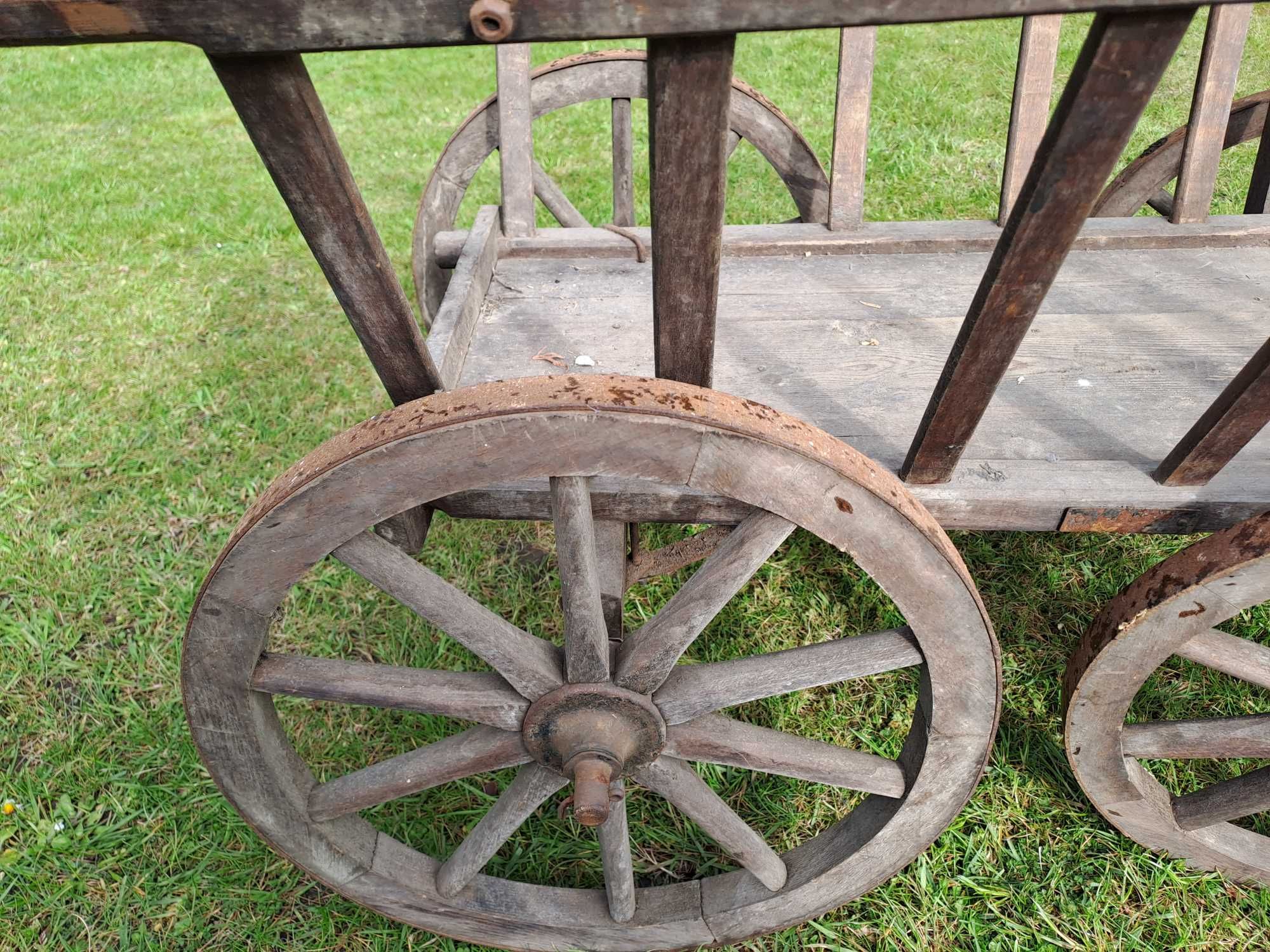 Stary wózek z drewna
