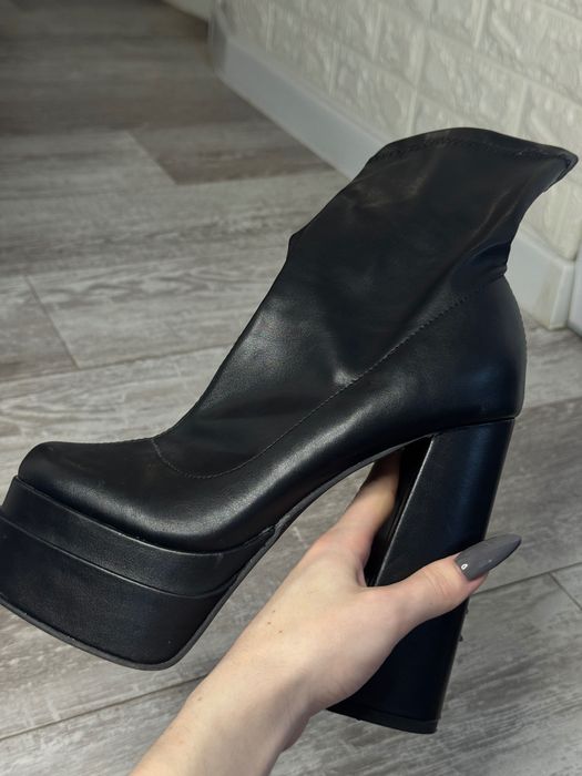 Ботильйони на високій платформі