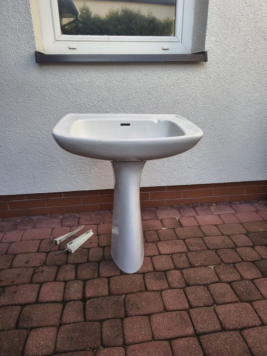 Umywalka z nogą i wspornikami komplet