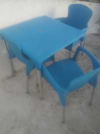 Mesa e cadeiras de plástico