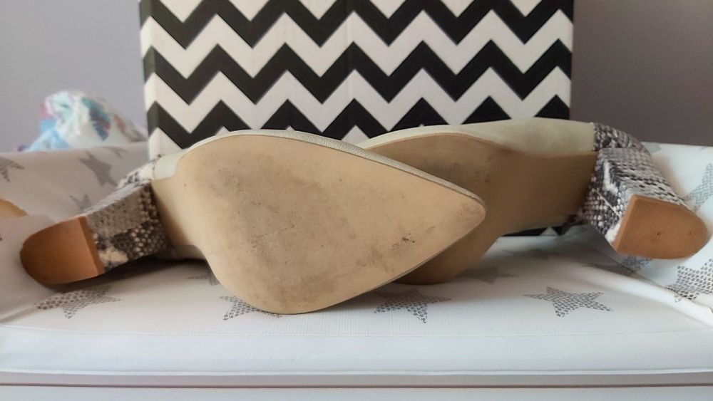 Czółenka ulmani na słupku.  Rozm. 40