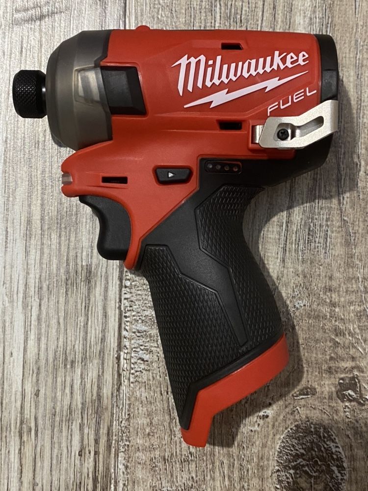 MILWAUKEE M12 2551-20 FUEL™ SURGE импульсный гидравлический шуруповерт