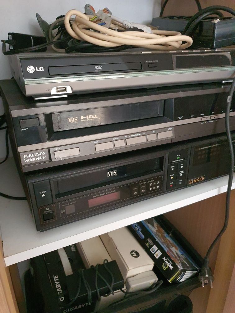 2 Video gravadores + 1 Leitor CD