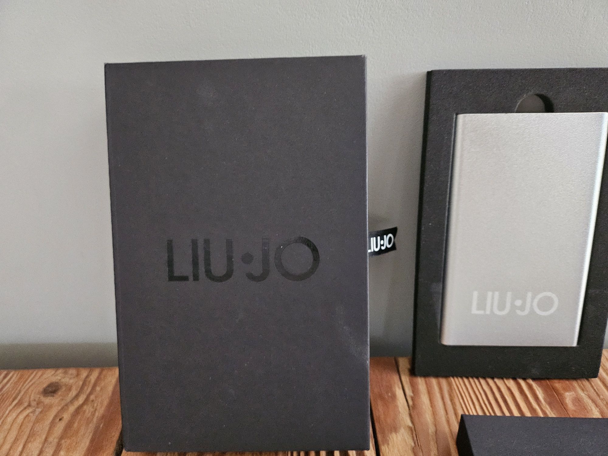 Powerbank 4000 mAh płaski od marki LIU JO.