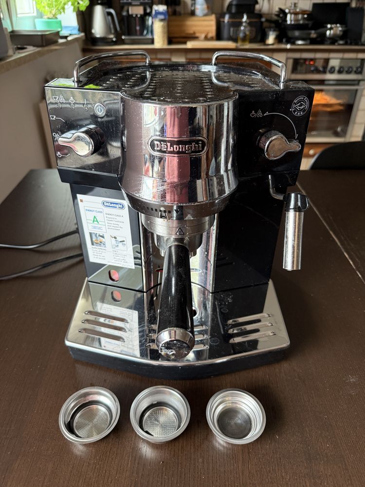 Kolbowy ekspres ciśnieniowy ze spieniaczem DeLonghi EC820.B