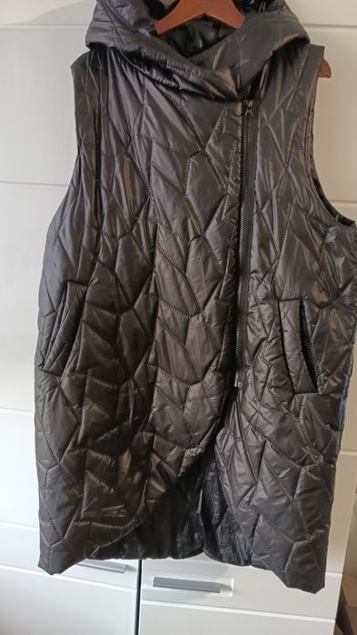 Czarny pikowany bezrękawnik damski