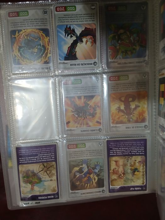 Caderneta Invizimals incompleta