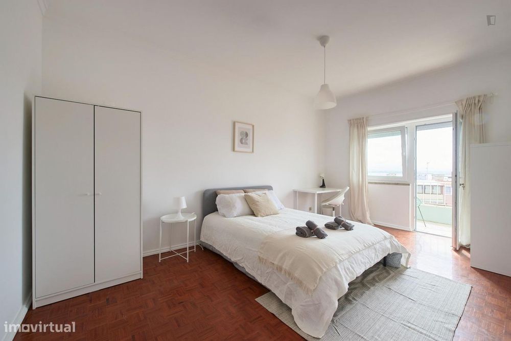 700908 - Quarto com cama de casal em...