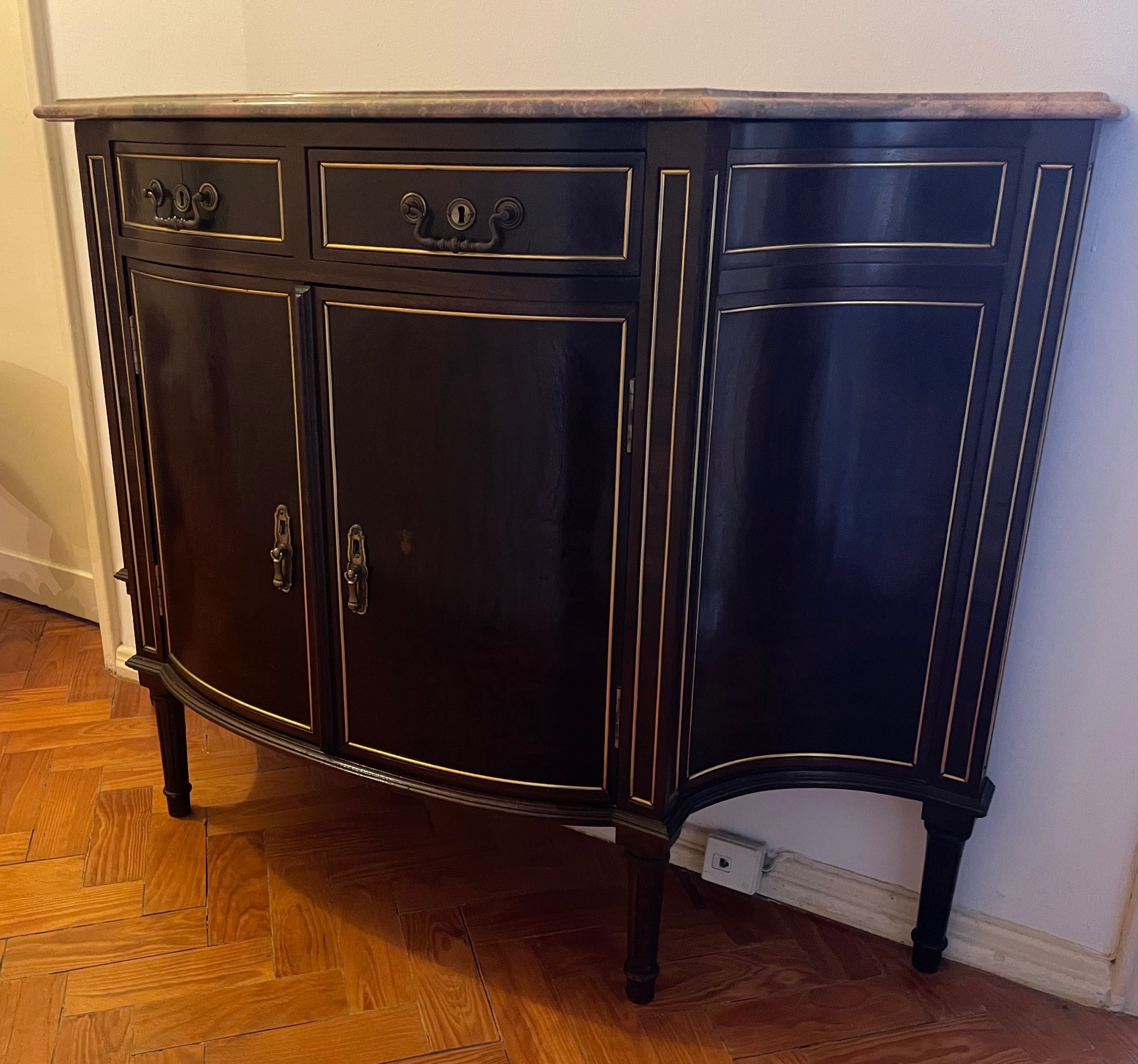 Aparador de gavetas e portas com tampo em mármore