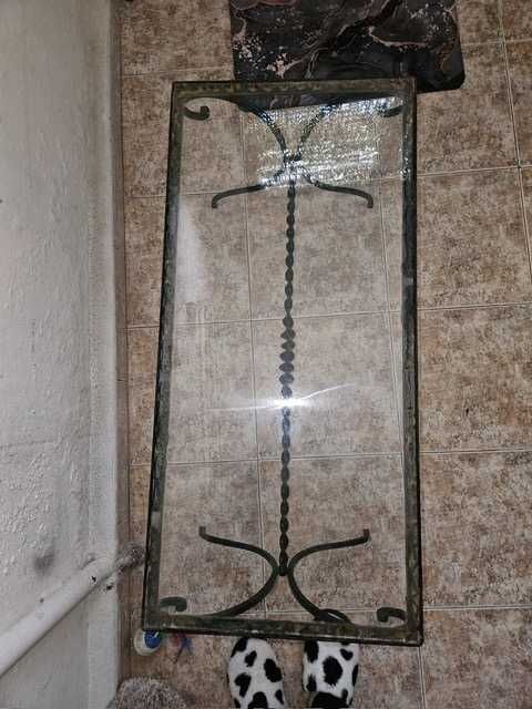 Mesa antiga em ferro trabalhado com tampo em vidro