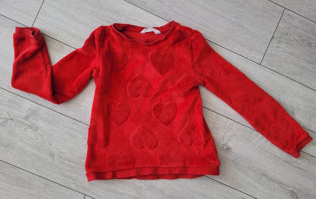 H&M. Czerwona pluszowa bluza w serduszka, rozmiar 134 / 140